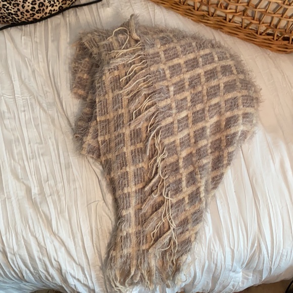 Tan and Cream Poncho🌸🌸 - Picture 4 of 4